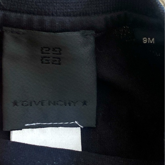 Givenchy kids tee in size 9M. Color black. Fit to size. Givenchy logo center - Picture 2 of 2